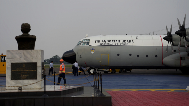 Personel TNI AU mempersiapkan Hercules C-130 di Bandara Halim Perdana Kusuma, Jakarta. Foto: Museum Angkut