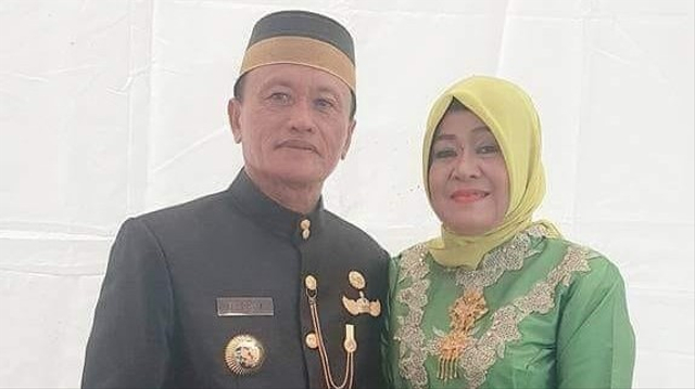 Bupati Mamuju Tengah, Aras Tammauni, bersama almarhum istrinya, Nurpati Aras. Foto: Dok. Istimewa