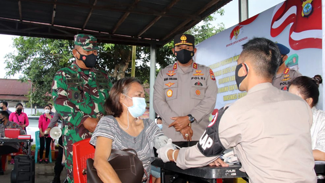  Kapolda Sulawesi Utara, Irjen Pol Nana Sudjana, memantau langsung kegiatan vaksinasi COVID-19