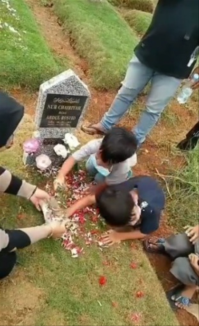 Viral video mengharukan dua orang bocah mengajak bicara ibunya yang telah meninggal dunia. (Foto: Instagram/@makassar_iinfo)