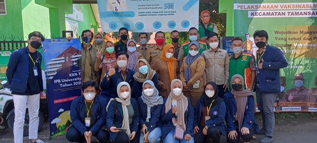Mahasiswa IPB University Bantu Pelaksanaan Vaksinasi Warga Desa Sukaresmi Bogor