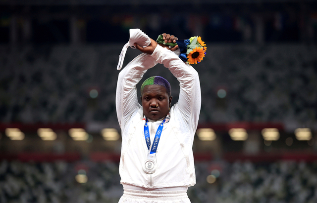 Peraih medali perak, Raven Saunders dari Amerika Serikat di Olimpiade Tokyo 2020. Foto: REUTERS/Hannah Mckay