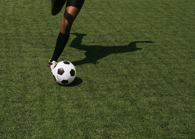 Gerakan Menendang Bola secara Terputus-Putus dalam Sepak Bola (317515)