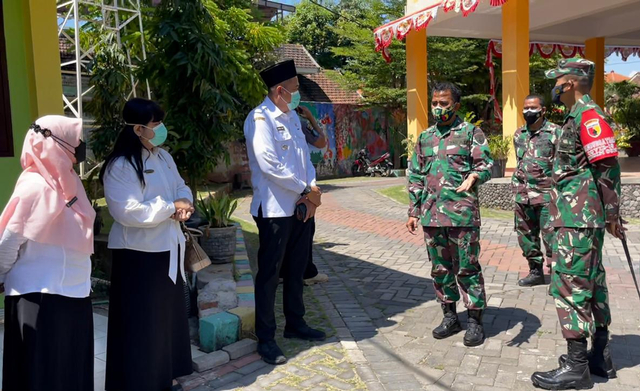 Kapala Penerangan Kodam (Kapendam) V Brawijaya Kolonel Arm Imam Haryadi saat berkunjung ke Isoter pasien COVID-19, Rabu (4/8). Foto: Istimewa