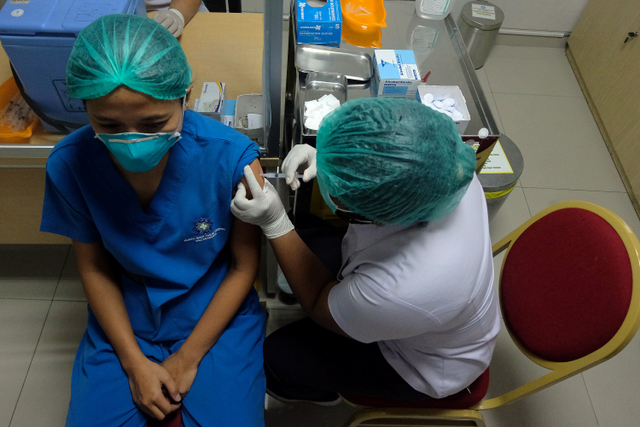 Petugas menyuntikkan vaksin Moderna kepada tenaga kesehatan yang menjalani vaksinasi COVID-19 dosis ketiga di Rumah Sakit Bali Mandara, Denpasar, Bali, Rabu (4/8).  Foto: Nyoman Hendra Wibowo/ANTARA FOTO