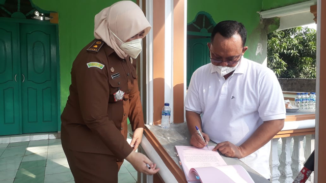 Potret Wabup Lampung Tengah Ardito Wijaya Bersihkan Masjid karena Langgar Prokes (3)