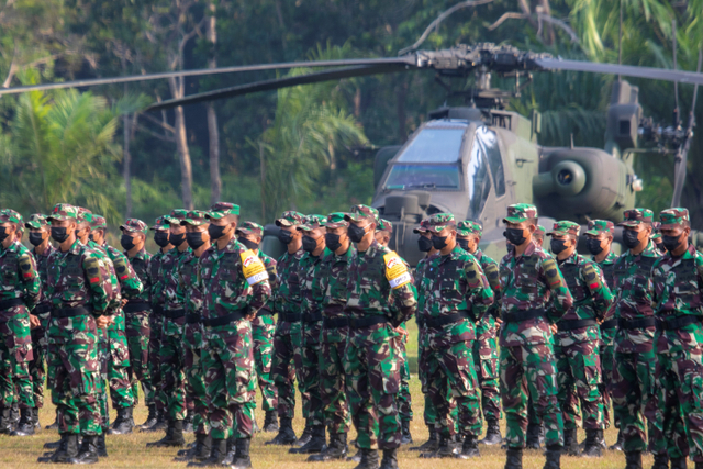 Personel TNI AD mengikuti pembukaan Latihan Bersama Garuda Shield ke 15/2021 di Pusat Latihan Tempur (Puslatpur) TNI AD di Baturaja, OKU, Sumatera Selatan, Rabu (4/8).  Foto: Nova Wahyudi/ANTARA FOTO