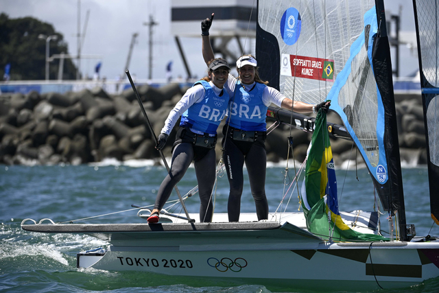 Martine Grael dan Kahena Kunze, atlet perahu layar Brasil, di Olimpiade 2022. Foto: Olivier Morin/AFP