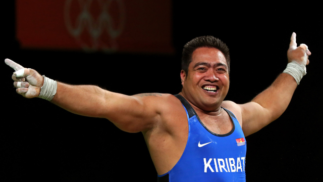 Atlet angkat besi Kiribati David Katoatau. Foto: Tom Pennington/Getty Images