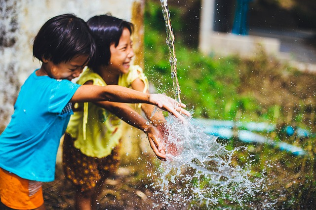 Upaya Meningkatkan Rasa Solidaritas Sosial pada Anak-anak | kumparan.com