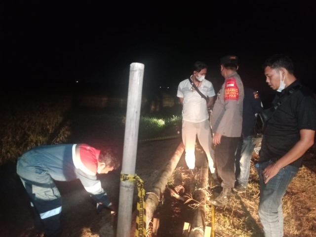 Petugas melakukan penanganan di lokasi pipa minyak milik Pertamina EP Zona VII Cemara yang bocor di areal persawahan di Kecamatan Terisi, Kabupaten Indramayu. FOTO: Istimewa