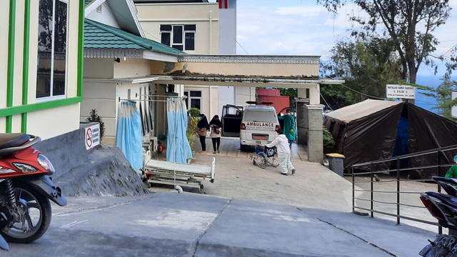 Situasi pintu masuk Instalasi Gawat Darurat (IGD) RSUD Luwuk, Rabu (4/8) sekitar pukul 14.30 WITA. Sampai 3 Agustus 2021 terdapat 48 pasien COVID-19 dirawat di RSUD Luwuk. [Foto: Alisan/PaluPoso]