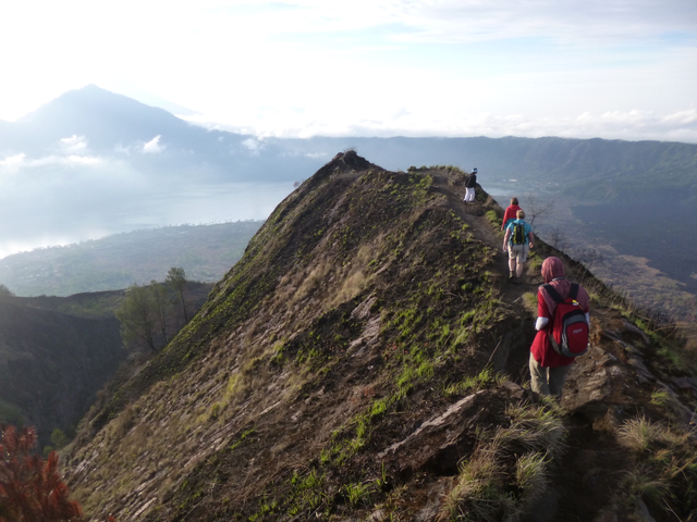 Beberapa orang pendaki sedang menyusuri trail atau jalur pendakian di TWA Gunung Batur, Bali. Foto: Harley Sastha