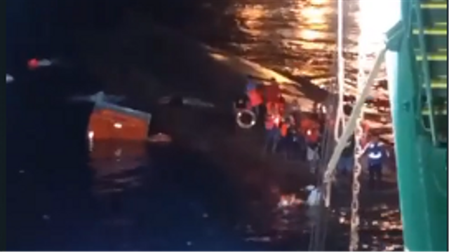 Proses evakuasi penumpang KMP Yunicee yang tenggelam di Selat Bali. Foto: Dok. Istimewa