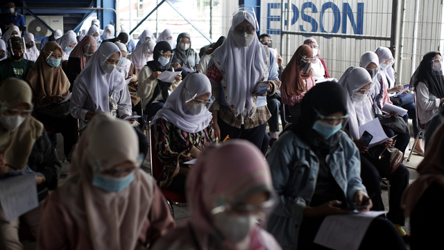 Pekerja menunggu menerima vaksin pada acara vaksinasi di pabrik Epson Cikarang, Rabu (4/8/2021). Foto: Dok. Kadin