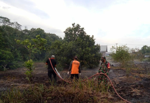 Anggota Koramil 1014-01/Arut Selatan saat memadamkan api di Mendawai Seberang bersama tim gabungan. Foto: IST