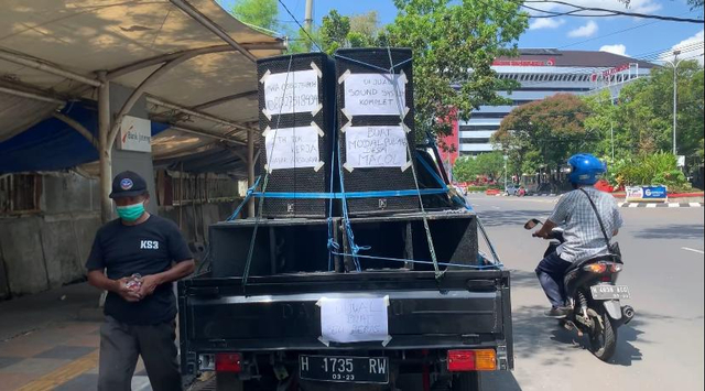 Pengusaha persewaan sound system di Semarang, Jateng, menjual peralatan di jalan. Foto: Dok. Istimewa