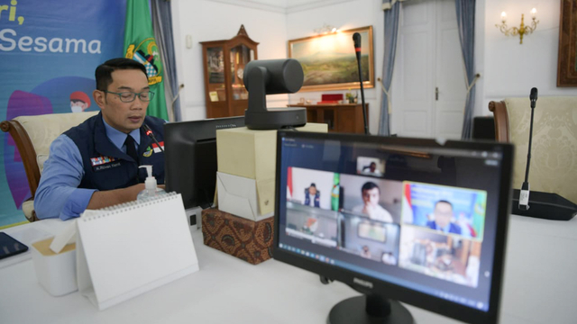 Gubernur Jawa Barat Ridwan Kamil saat jumpa pers virtual terkait distribusi vaksin dari Gedung Pakuan, Kota Bandung, Rabu (4/8/2021). Foto: Yogi P/Biro Adpim Jabar