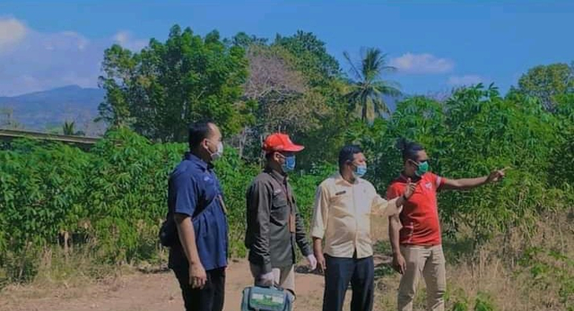 Kepala Bidang Tanaman Pangan dan Hortikultura Dinas Pertanian Kabupaten Sikka, Kristian Amstrong saat melakukan survey di salah satu titik untuk pengembangan pertanian irigasi tetes. Foto : Istimewa