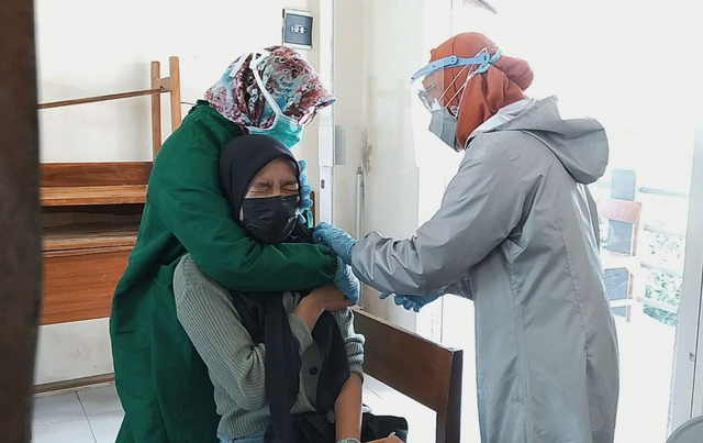 Seorang pelajar SMKN 3 Kota Batu nampak histeris sesaat sebelum disuntik vaksin, Rabu (4/8/2021). Foto/Azmy