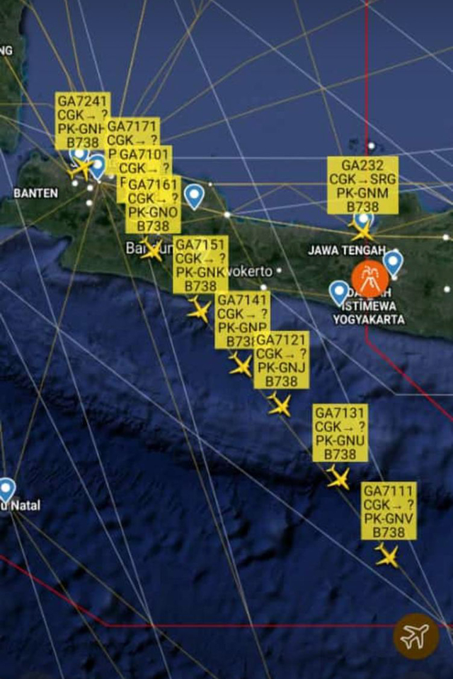 Tangkapan layar dari flightradar24, menggambarkan 9 unit pesawat Garuda Indonesia terbang beriringan. Foto: flightradar24.com