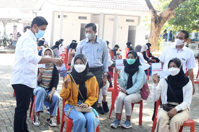 Wali Kota Kediri, Abdullah ABu Bakar, saat meninjau pelaksanaan vaksinasi 1.000 siswa SMA, Rabu (4/8). Foto: Humas Pemkot Kediri.