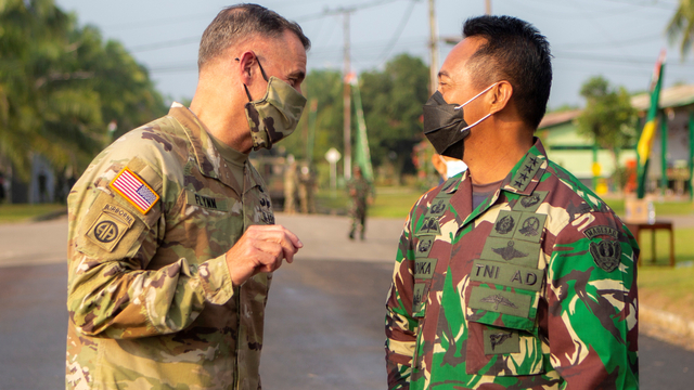 KASAD Jenderal Andika Perkasa (kanan) berbincang dengan Komandan Tentara Angkatan Darat Amerika Asia Pasifik Jenderal Charles A Flynn saat menghadiri pembukaan Latihan Bersama Garuda Shield ke 15/2021. Foto: Nova Wahyudi/ANTARA FOTO