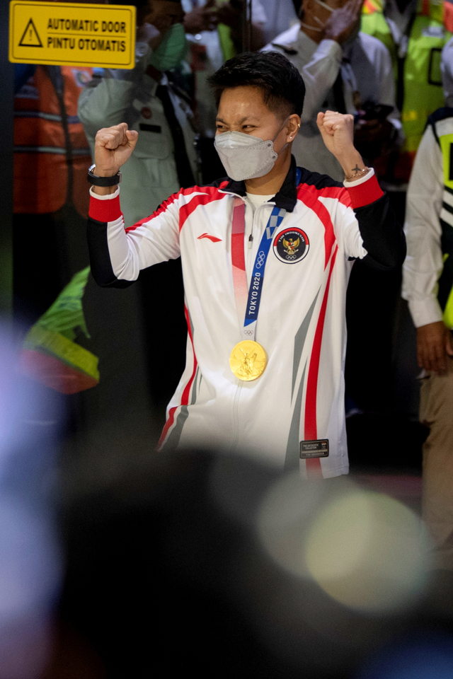Pebulu tangkis ganda putri peraih medali emas Olimpiade Tokyo 2020, Apriyani Rahayu setibanya di Bandara Soekarno Hatta, Tangerang, Banten, Rabu (4/8/2021). Foto: Aditya Pradana Putra/ANTARA FOTO