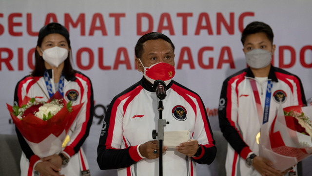 Menpora Zainudin Amali (tengah) memberikan sambutan di Bandara Soekarno Hatta, Tangerang, Banten, Rabu (4/8/2021). Foto: Aditya Pradana Putra/ANTARA FOTO