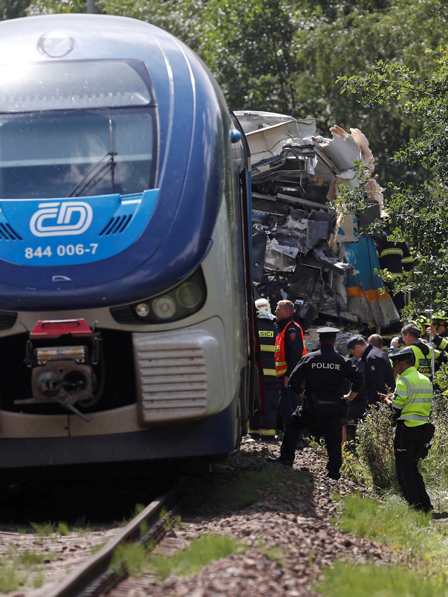 Petugas darurat bekerja di lokasi kecelakaan kereta api di desa Milavce dekat kota Domazlice, Republik Ceko, Rabu (4/8). Foto: David W Cerny/REUTERS