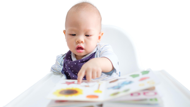 Ilustrasi bayi sedang terapi untuk melatih kemampuan motorik. Foto: Shutter Stock