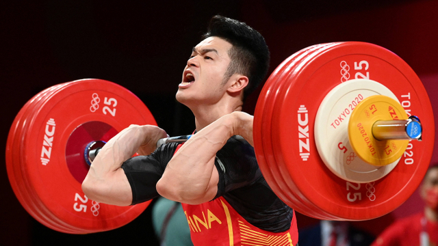 Shi Zhiyong, atlet angkat besi China di Olimpiade Tokyo 2020. Foto: Vincenzo Pinto/AFP