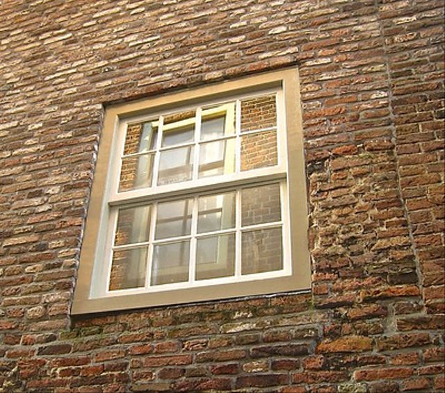 Jendela rumah yang berbentuk segi empat. Foto: Flickr