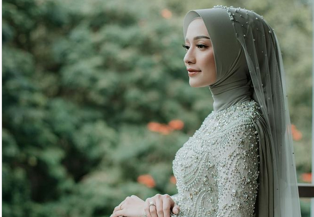 Ilustrasi 5 model gaun kebaya ala artis hijab, bakal bikin penampilan pangling. (Dok. Instagram/megaiskanti)