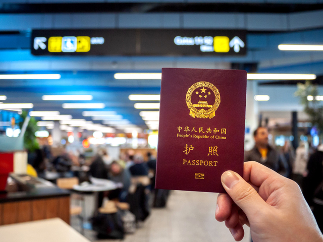 Ilustrasi paspor China. Foto: Shutterstock