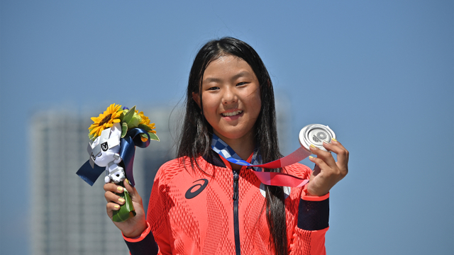 Peraih medali perak Kokona Hiraki dari Jepang berpose di podium. Foto: Loic venance / AFP