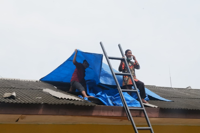 Puluhan Rumah di Bandar Lampung Rusak Akibat Angin Puting Beliung (4)
