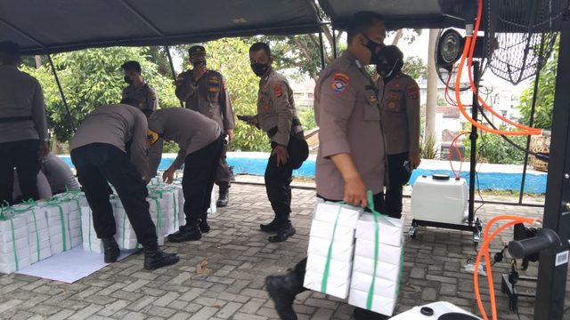 Polda Lampung Buka Dapur Umum dan Bagikan Oksigen Gratis untuk Masyarakat (3)