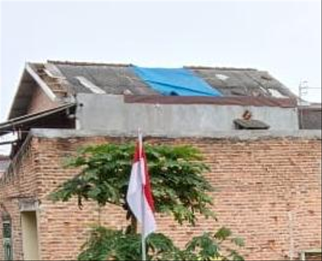 Kesaksian Sarminah Saat Atap Rumahnya Terbang oleh Angin Puting Beliung (2)