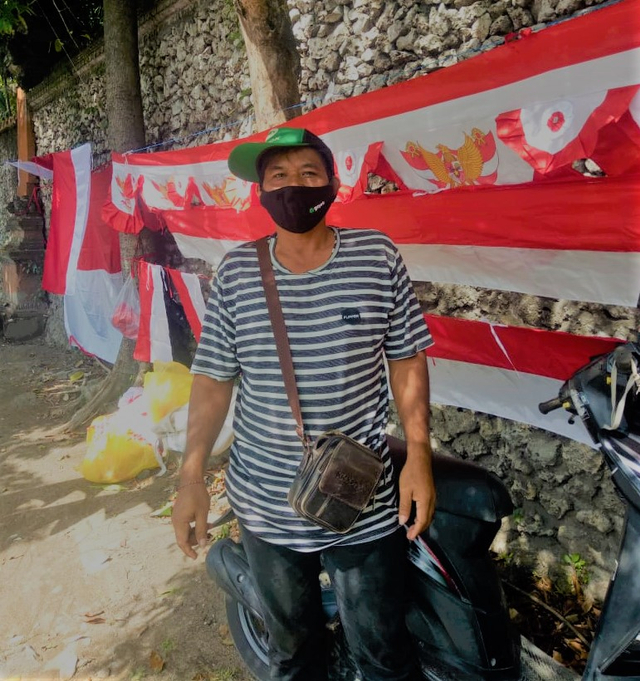Semangat Agustus, Pria di Bali Ini Tetap Menjual Bendera Meski Terancam Merugi (325587)