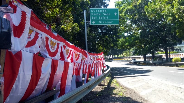Semangat Agustus, Pria di Bali Ini Tetap Menjual Bendera Meski Terancam Merugi (325588)