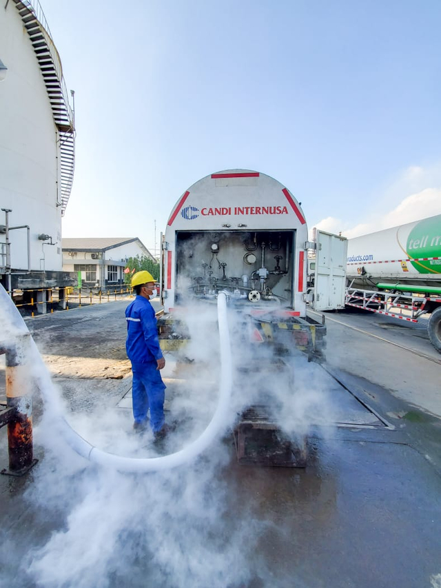 PLN menyalurkan bantuan 12 ton oksigen untuk RS Rujukan COVID-19 di Jawa Timur. Foto: PLN