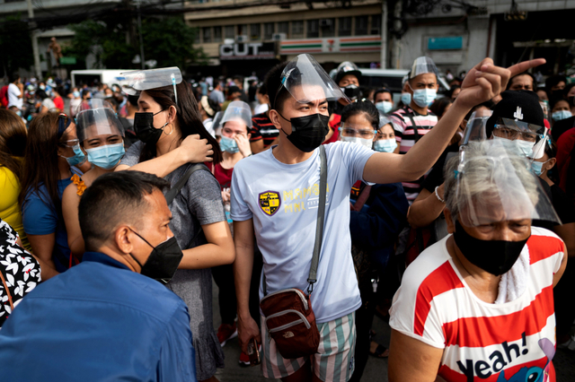 Jelang Lockdown di Manila, Warga Filipina Serbu Tempat Vaksinasi (171773)