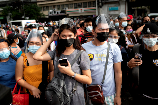 Warga Filipina yang menunggu untuk mendapatkan vaksin COVID-19 di luar mal di Manila, Filipina. Foto: Lisa Marie David/Reuters