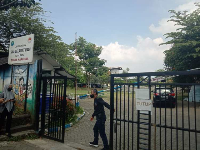 Petugas keamanan menutup pintu gerbang SMA SPI, dok/M Sholeh