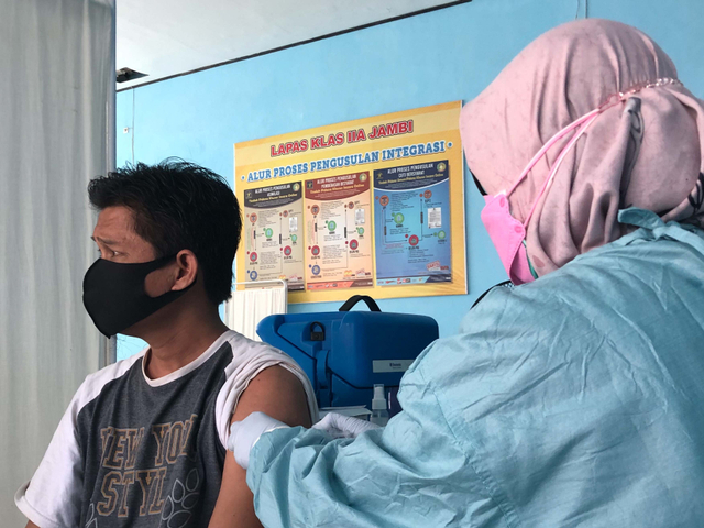 Pelaksanaan vaksinasi di Lembaga Pemasyarakatan Kelas IIA Jambi. (Foto: M Sobar Alfahri/Jambikita.id)