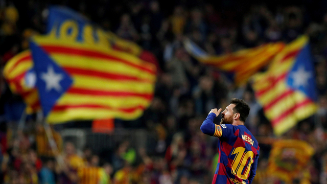 Pemain Barcelona Lionel Messi merayakan mencetak gol saat melawan Real Valladolid, pada 29 Oktober 2019. Foto: Albert Gea/REUTERS
