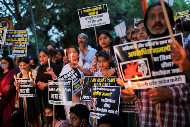 Massa menghadiri protes dugaan pemerkosaan dan pembunuhan seorang gadis berusia 9 tahun di New Delhi, India, (4/8). Foto: Anushree Fadnavis/REUTERS