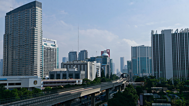 Pembangunan gedung bertingkat di Jakarta. Foto: REUTERS/Ajeng Dinar Ulfiana