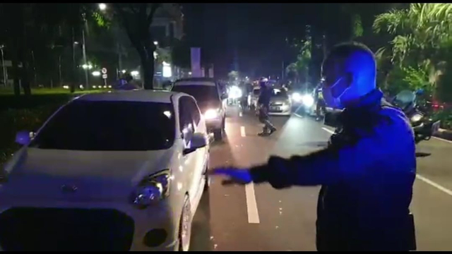 Petugas mengatur lalu lintas saat terjadi tindakan  Balap Liar di Jakarta. Foto: dok Ditlantas Polda Metro